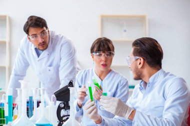 Laboratuvarda çalışan kimyagerler.