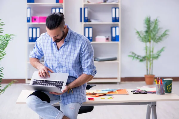 Joven diseñador trabajando en su estudio en un nuevo proyecto — Foto de Stock