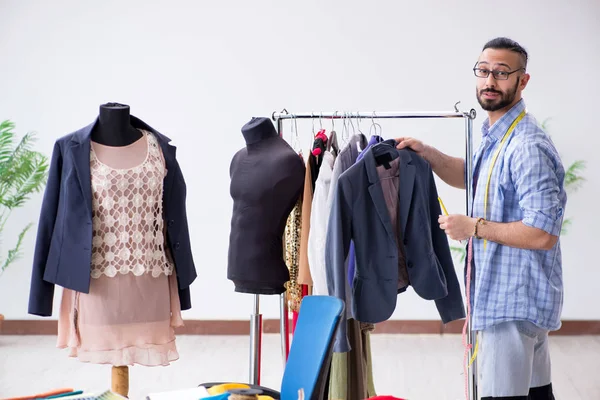 Sastre masculino trabajando en el taller sobre nuevos diseños —  Fotos de Stock