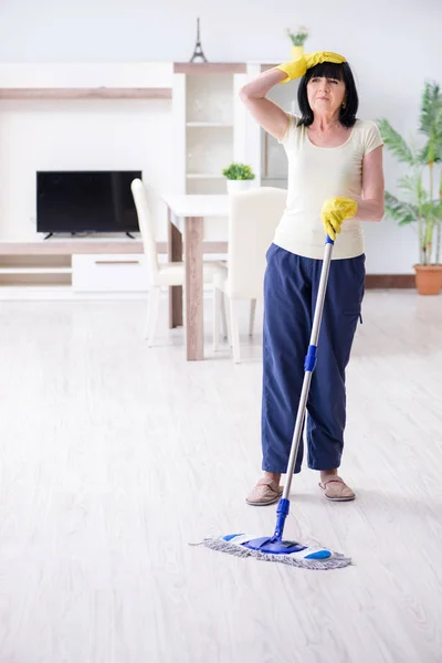 Gammal mogen kvinna trött efter hemsysslor — Stockfoto