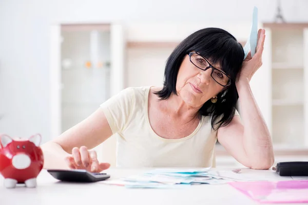 Mature woman trying to reconcile her bills — Stock Photo, Image