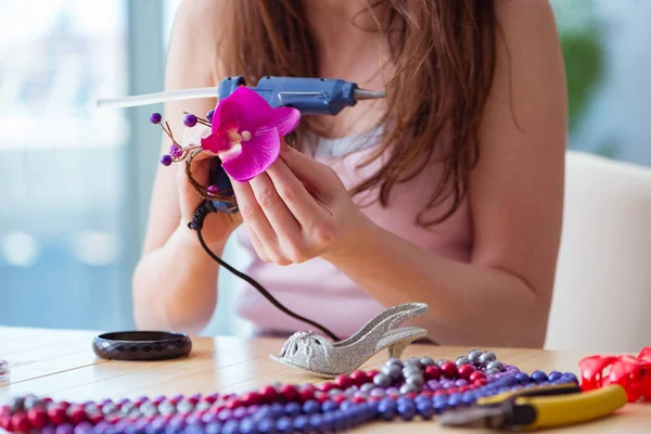 Mulher fazendo jóias em casa — Fotografia de Stock