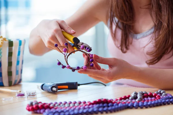 Frau bastelt Schmuck zu Hause — Stockfoto