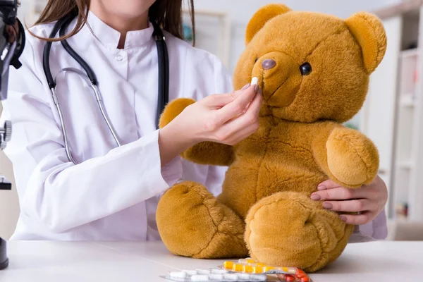 장난감 의부드러운 건강을 점검하는 어린이 — 스톡 사진