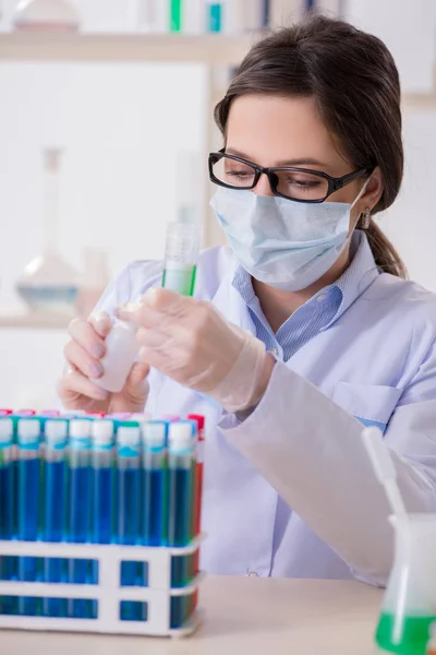 Química feminina a trabalhar no laboratório hospitalar — Fotografia de Stock