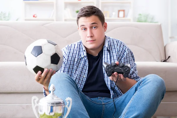 Genç adam evde bilgisayar oyunu oynuyor. — Stok fotoğraf