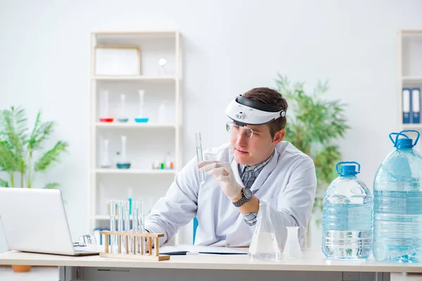 Студент молодого хіміка експериментує в лабораторії — стокове фото