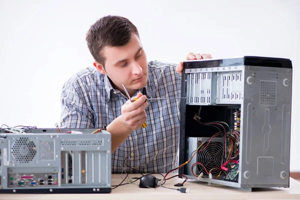 Jonge technicus repareert computer in werkplaats — Stockfoto