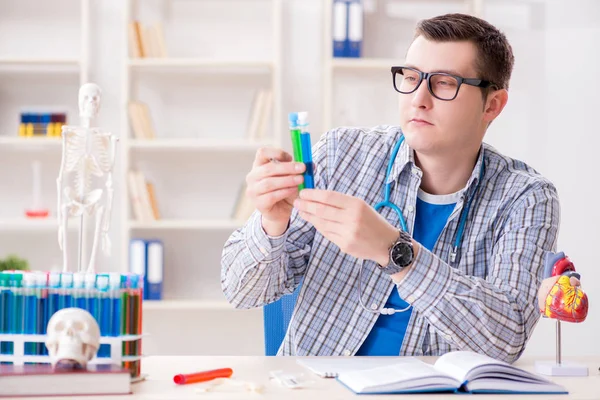 Estudiante joven estudiando química en la universidad — Foto de Stock