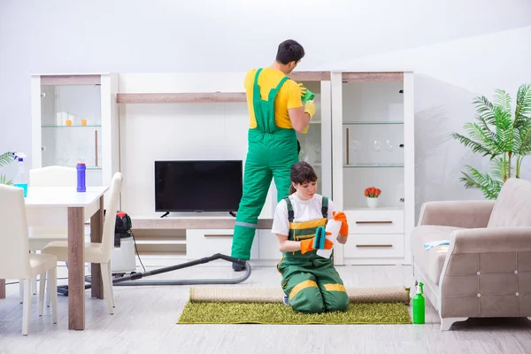 Schoonmaken van professionele aannemers die thuis werken — Stockfoto