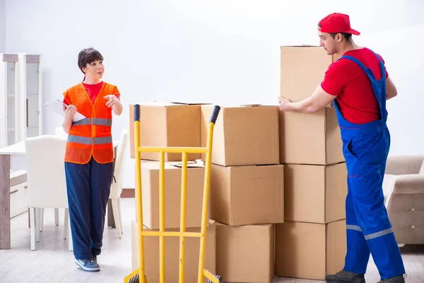 Professional movers doing home relocation — Stock Photo, Image