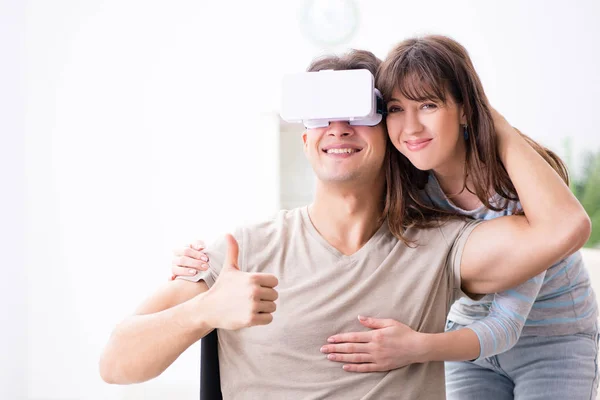 Behinderter Mann mit virtueller Brille — Stockfoto