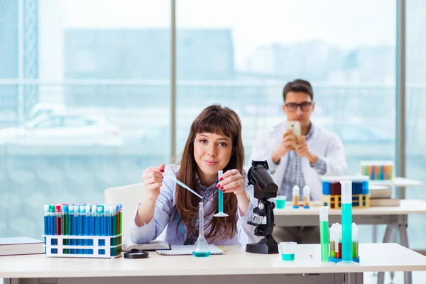 Twee chemici die in het lab experimenteren — Stockfoto