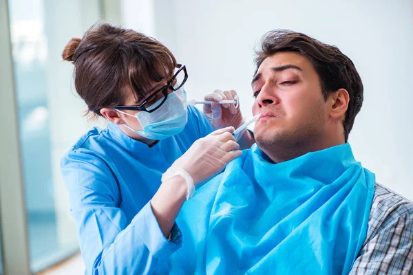 Paciente con miedo del dentista durante la visita al médico — Foto de Stock