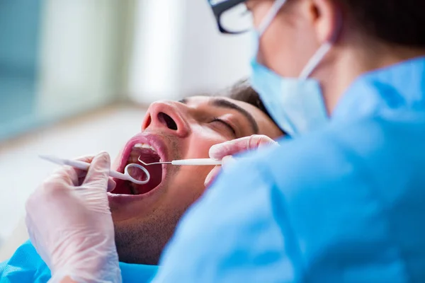 Man patient visiting dentist for regular check-up — Stock Photo, Image