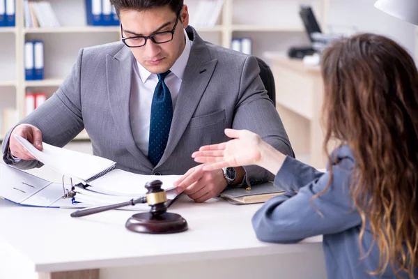 Advocaat bespreekt rechtszaak met cliënt — Stockfoto