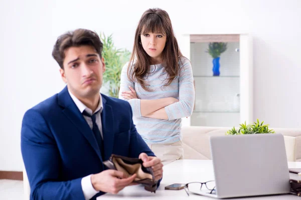 Bankrupt family with no cash at home — Stock Photo, Image