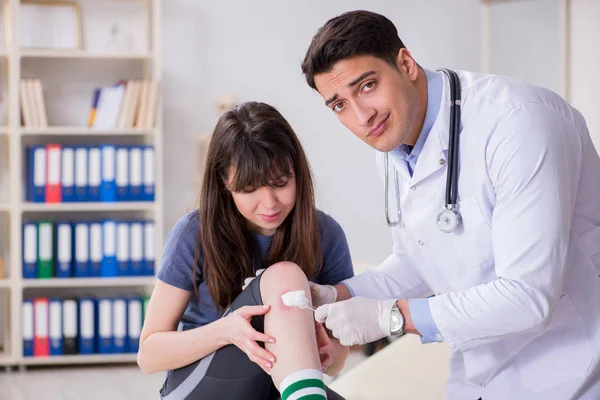 Paziente in visita dal medico dopo aver subito lesioni sportive — Foto Stock