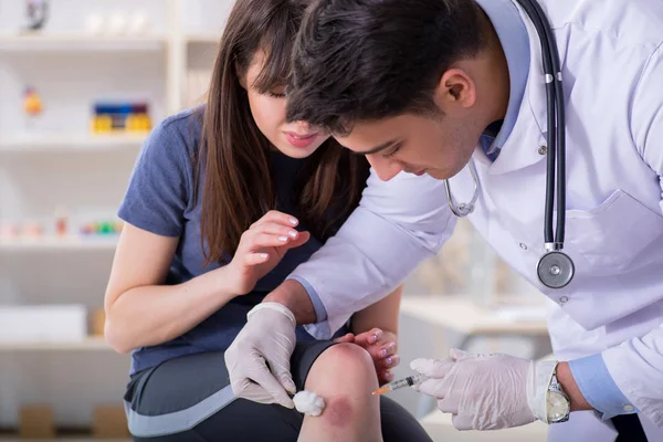 Paziente in visita dal medico dopo aver subito lesioni sportive — Foto Stock