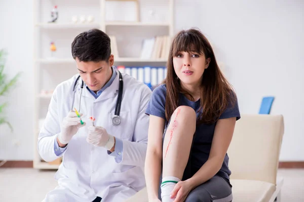 Médico visitante del paciente después de sufrir lesiones deportivas — Foto de Stock