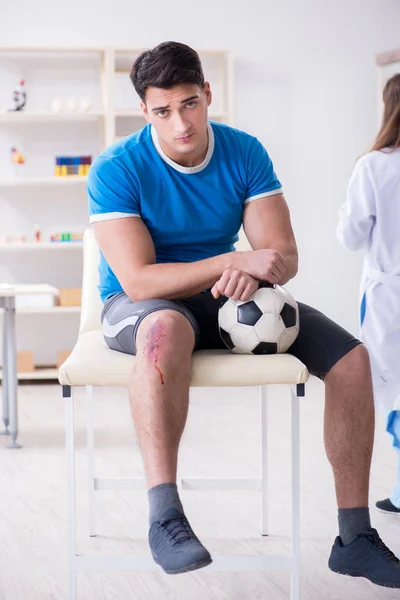 Fotbalový fotbalista na návštěvě lékaře po zranění — Stock fotografie