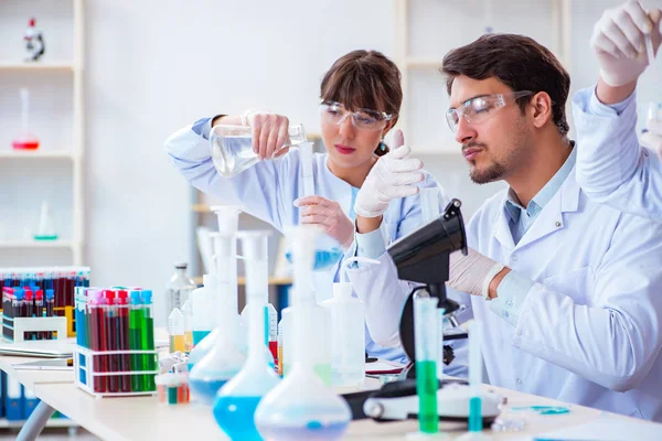 Equipo de químicos trabajando en el laboratorio — Foto de Stock