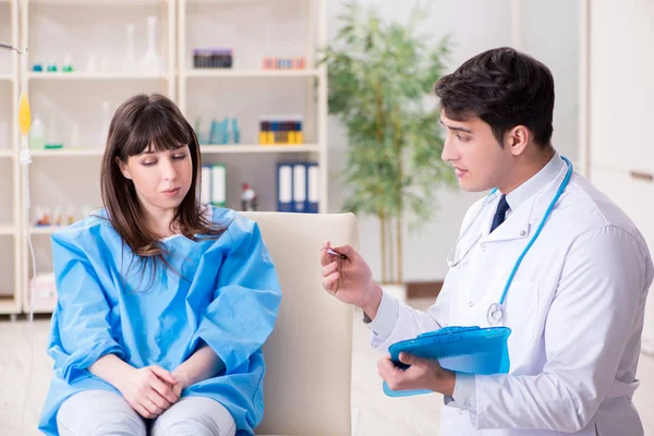 Medico discutendo trasfusione di sangue con il paziente — Foto Stock