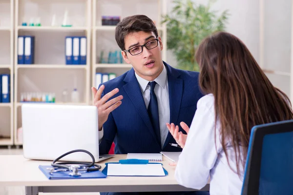 Affärsman diskuterar hälsofrågor med läkare — Stockfoto