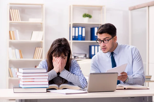 Manlig föreläsare ger föreläsning för kvinnlig student — Stockfoto