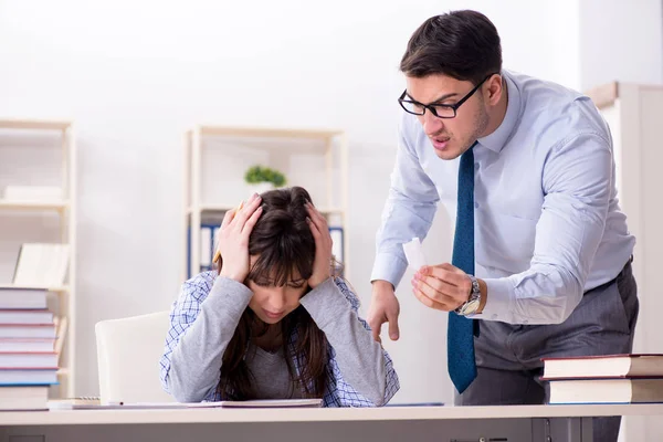 Manlig föreläsare ger föreläsning för kvinnlig student — Stockfoto