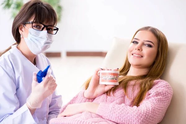 Ung kvinna patient besöker tandläkare — Stockfoto