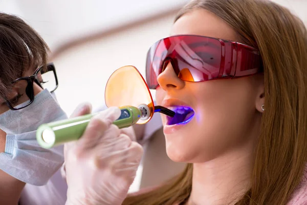 Dentista visitante para check-up e preenchimento regulares — Fotografia de Stock