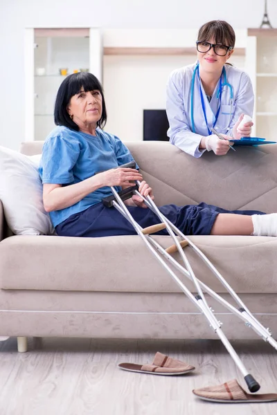 Dokter onderzoeken van oude volwassen vrouw na incident — Stockfoto