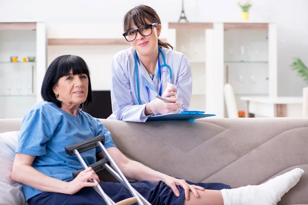 Dokter onderzoeken van oude volwassen vrouw na incident — Stockfoto