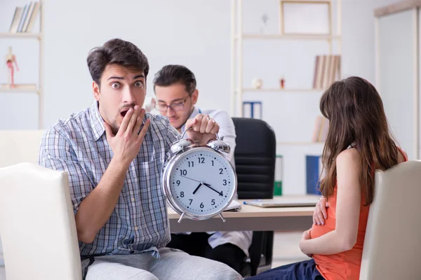 Zwangere vrouw met haar man op bezoek bij de arts in de kliniek — Stockfoto