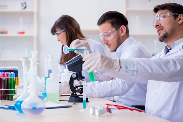Equipo de químicos trabajando en el laboratorio — Foto de Stock