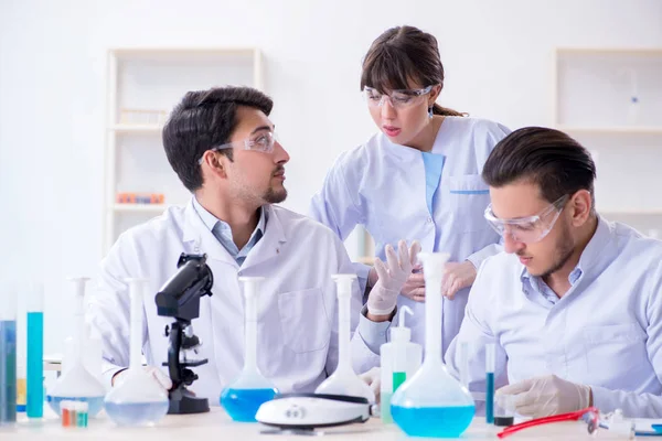 Team van chemici die in het lab werken — Stockfoto