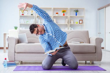 Üniversite sınavlarına hazırlanan genç öğrenci.