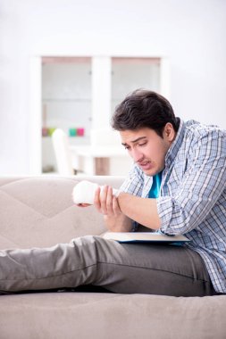 Evde yaralı genç bir öğrenci var.