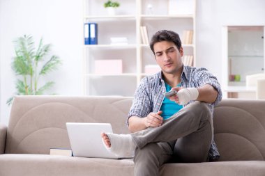 Evde yaralı genç bir öğrenci var.