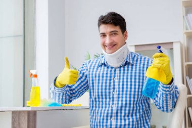 Ev idaresi konseptinde boyun ve jürinin olmadığı bir adam.