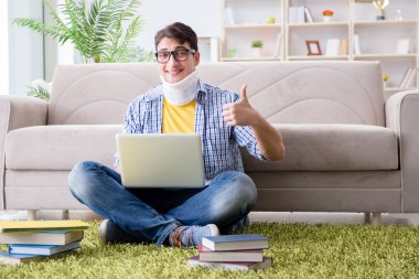 Boyun yaralanması olan öğrenci sınava hazırlanıyor.