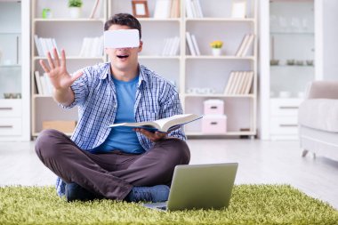 Evde sanal gerçeklik gözlükleriyle serbest çalışan bir öğrenci.