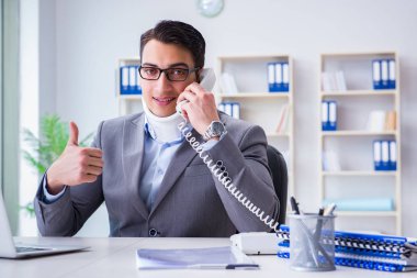 Ofiste çalışan boyun yaralanması olan bir iş adamı.