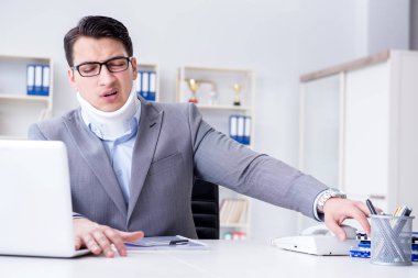 Ofiste çalışan boyun yaralanması olan bir iş adamı.