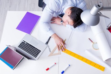 Yeni proje çizimleri üzerinde çalışan mühendis