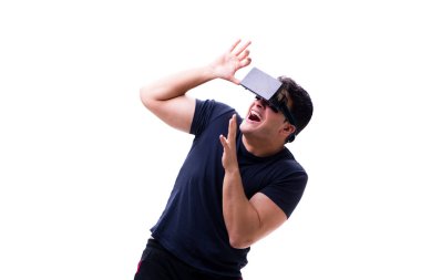 Beyaz arka planda sanal gerçeklik gözlükleriyle oynayan adam