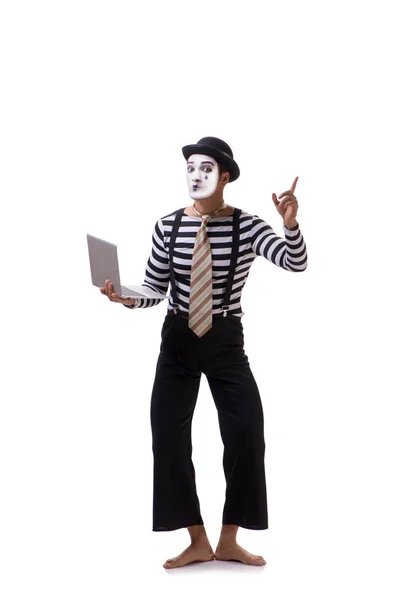 Mime met laptop geïsoleerd op witte achtergrond — Stockfoto