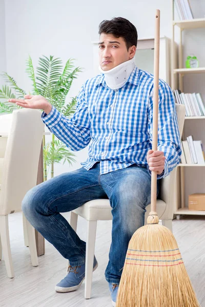 Άνδρας με αυχενικό τραυματισμό στο σπίτι καθαρισμού στην έννοια της καθαριότητας — Φωτογραφία Αρχείου
