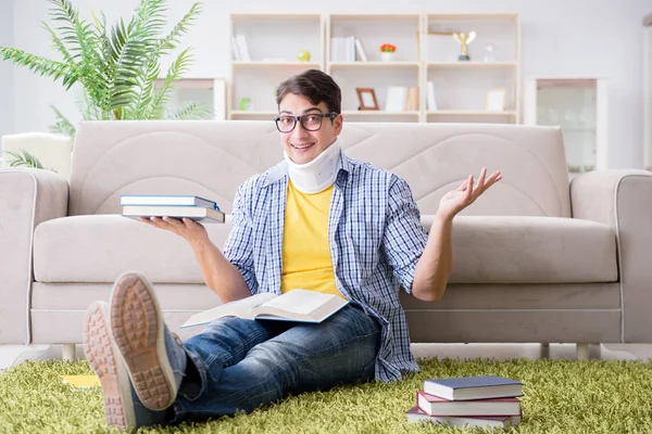 Estudiante con lesión en el cuello preparándose para exámenes — Foto de Stock